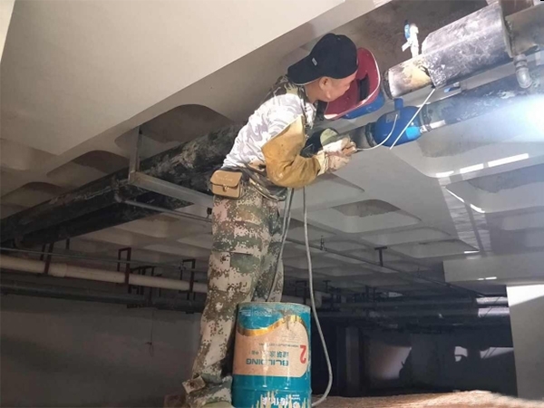 當供熱管道或暖氣片漏水時(shí)，應采取哪些措施？
